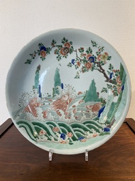 Plat en porcelaine de Chine famille verte &agrave; d&eacute;cor de carpes, Kangxi