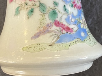 Deux bols aux dragons et un vase &agrave; d&eacute;cor floral en porcelaine de Chine famille rose, 19/20&egrave;me