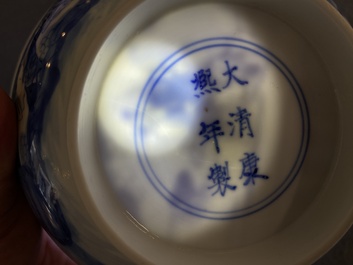 Een Chinese blauw-witte kom met verhalend decor, Kangxi merk en periode