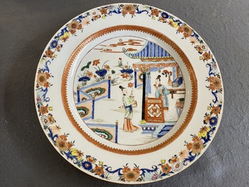 Plat en porcelaine de Chine famille verte &agrave; d&eacute;cor de femmes dans un pavillon, Yongzheng