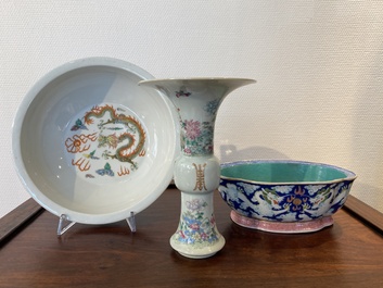 Deux bols aux dragons et un vase &agrave; d&eacute;cor floral en porcelaine de Chine famille rose, 19/20&egrave;me