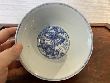 Bol en porcelaine de Chine en bleu et blanc &agrave; d&eacute;cor de dragons, marque de Yongzheng, 19/20&egrave;me