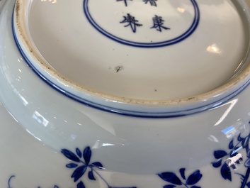 Een Chinese blauw-witte 'vier seizoenen' schotel, Kangxi merk en periode
