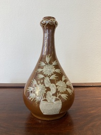 Vase de forme bouteille en porcelaine de Chine &agrave; d&eacute;cor en engobe sur fond brun, fours de Zhushan, fin du Ming