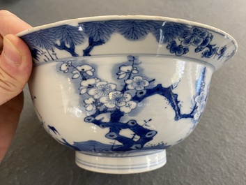Bol en porcelaine de Chine en bleu et blanc &agrave; d&eacute;cor de fleurs de cerisier, Kangxi
