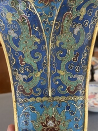 Paire de vases de forme 'gu' en &eacute;maux cloisonn&eacute;s, Chine, Kangxi