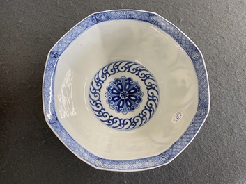 Een Chinese blauw-witte kom met spelende jongens, Fu Hai Cang Zhen 福海藏珍 merk, Daoguang