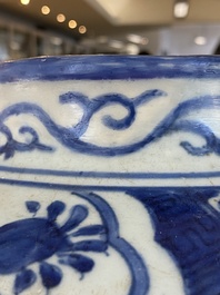 Een grote Chinese blauw-witte pot met een fazant, Ming
