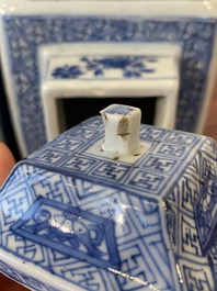 Een paar Chinese vierkante blauw-witte dekselvazen met verhalende decors, Kangxi