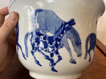 Jardini&egrave;re en porcelaine de Chine en bleu et blanc &agrave; d&eacute;cor de 'Huit chevaux de Mu Wang', marque de Kangxi, 19/20&egrave;me