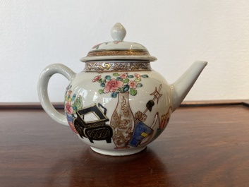 Een Chinese famille rose theepot met deksel met decor van antiquiteiten, Yongzheng