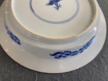 Assiette en porcelaine de Chine en bleu et blanc &agrave; d&eacute;cor de deux ph&eacute;nix et un immortel, Kangxi/Yongzheng