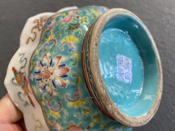 Bol en porcelaine de Chine famille rose &agrave; d&eacute;cor 'bajixiang' sur fond turquoise, marque et &eacute;poque de Tongzhi