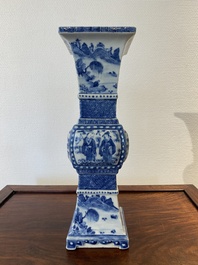 Vase de forme 'gu' carr&eacute; en porcelaine de Chine en bleu et blanc, 19&egrave;me