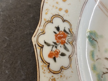 Assiette en porcelaine de Chine famille rose &agrave; d&eacute;cor d'une sc&egrave;ne de mandarins buvant du th&eacute;, Qianlong