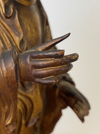 Sculpture d'un moine en bois laqu&eacute; et dor&eacute;, Chine, Qing