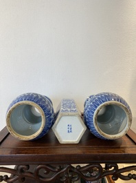 Trois vases en porcelaine de Chine en bleu et blanc, 19&egrave;me