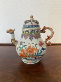 Een Chinese famille rose theepot met drakentuit, Yongzheng/Qianlong