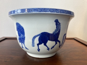 Jardini&egrave;re en porcelaine de Chine en bleu et blanc &agrave; d&eacute;cor de 'Huit chevaux de Mu Wang', marque de Kangxi, 19/20&egrave;me