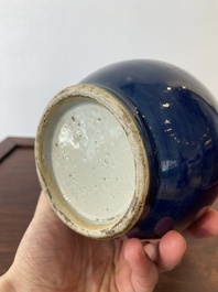 Een Chinese monochrome blauwe flesvormige vaas, Qianlong