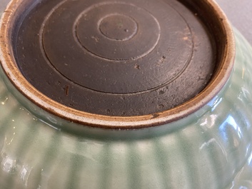 Een Chinese celadon 'lotus' schotel, Qianlong/Jiaqing