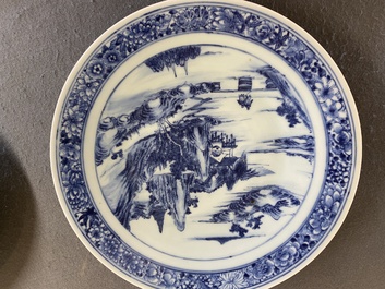 Deux plats en porcelaine de Chine en bleu et blanc &agrave; d&eacute;cor de paysages montagneux, 19&egrave;me