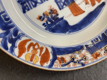 Paire d'assiettes en porcelaine de Chine de style Imari &agrave; d&eacute;cor d'une femme avec deux gar&ccedil;ons, Kangxi