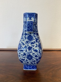 Een Chinese blauw-witte 'fanghu' vaas met lotusslingers, Qianlong merk, 19/20e eeuw