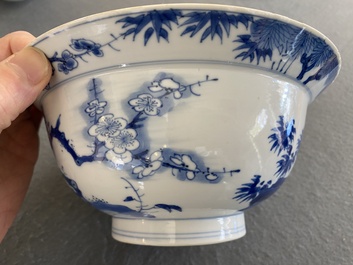 Bol en porcelaine de Chine en bleu et blanc &agrave; d&eacute;cor de fleurs de cerisier, Kangxi