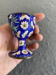 A Chinese Canton enamel egg cup, Qianlong/Jiaqing