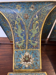 Paire de vases de forme 'gu' en &eacute;maux cloisonn&eacute;s, Chine, Kangxi