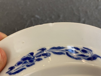 Een Chinees blauw-wit bord met twee feniksen en een onsterfelijke, Kangxi/Yongzheng