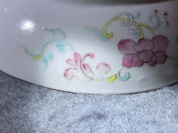 Un bol et une assiette en porcelaine de Chine famille rose &agrave; fond turquoise, marque et &eacute;poque de Guangxu