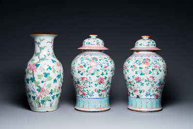 Quatre vases en porcelaine de Chine famille rose et un pot couvert en bleu et blanc sur fond c&eacute;ladon, 19&egrave;me