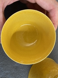 Un compte-gouttes en porcelaine de Chine &eacute;maill&eacute; sancai et une paire de bols en jaune monochrome, marque de Xianfeng, Kangxi et post&eacute;rieur