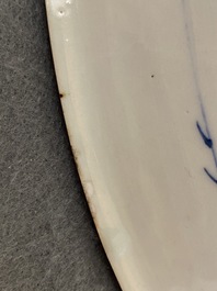 Een Chinese blauw-witte schotel met pioenslingers en een famille verte schotel, Kangxi