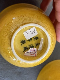 Un compte-gouttes en porcelaine de Chine &eacute;maill&eacute; sancai et une paire de bols en jaune monochrome, marque de Xianfeng, Kangxi et post&eacute;rieur