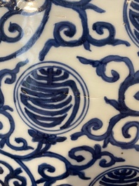 Grand pot en porcelaine de Chine en bleu et blanc &agrave; d&eacute;cor de caract&egrave;res Shou, marque de Wanli mais probablement R&eacute;publique