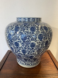 Grand pot en porcelaine de Chine en bleu et blanc &agrave; d&eacute;cor de caract&egrave;res Shou, marque de Wanli mais probablement R&eacute;publique