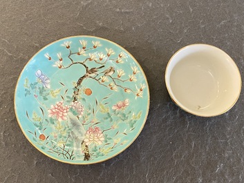 Un bol et une assiette en porcelaine de Chine famille rose &agrave; fond turquoise, marque et &eacute;poque de Guangxu