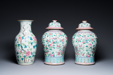 Quatre vases en porcelaine de Chine famille rose et un pot couvert en bleu et blanc sur fond c&eacute;ladon, 19&egrave;me