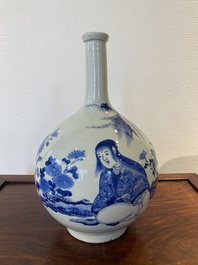 Een Japanse blauw-witte fles met een dame in een landschap, Edo, 17/18e eeuw