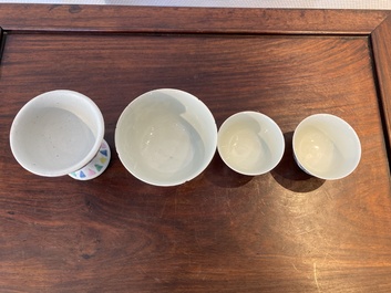 Een Chinese famille rose stem cup, een blauw-witte kom en een paar doucai kommen, Yongzheng en later
