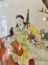Een Chinese famille rose vaas met verhalend decor, Qianlong merk, 19/20e eeuw