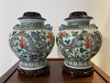 Paire de vases &agrave; d&eacute;cor de dragons en porcelaine de Chine famille verte, marque de Chenghua, 19&egrave;me