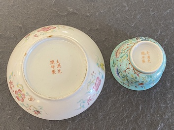 Un bol et une assiette en porcelaine de Chine famille rose &agrave; fond turquoise, marque et &eacute;poque de Guangxu