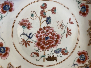 Un plat et deux coupes en forme de lotus en porcelaine de Chine famille rose, Qianlong