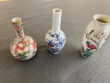 Drie Chinese famille rose en blauw-witte met koperrode vaasjes, 19/20e eeuw