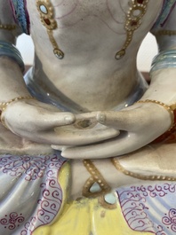 Statuette de Bouddha Amitayus en porcelaine de Chine famille rose sur socle, 19/20&egrave;me