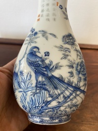 Een Chinese overglazuur gedecoreerde blauw-witte vaas op houten sokkel, 19/20e eeuw